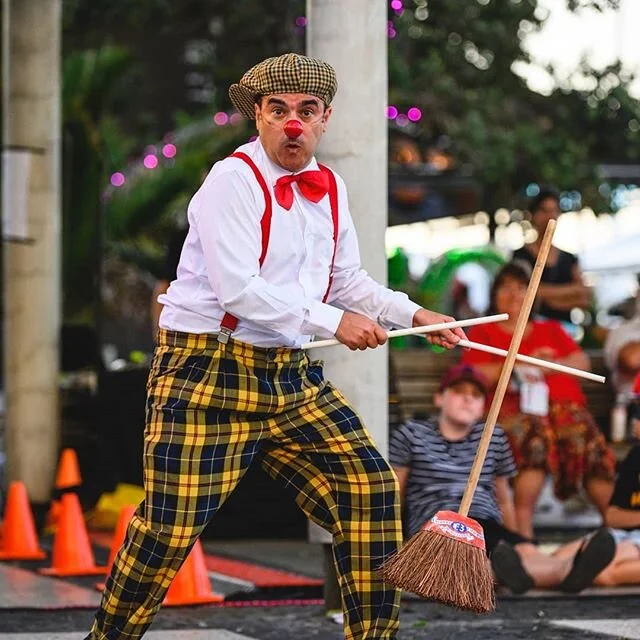 Pedro Tochas - street performer, improv comedian, judge of Got Talent Portugal ⁠and a master broom juggler.⁠
.⁠
.⁠
.⁠
.⁠
.⁠
.⁠
#auckland #visitauckland #aucklandphotographer #aucklandcity #northisland #nz #newzealand #street #streettheatre #busker #b