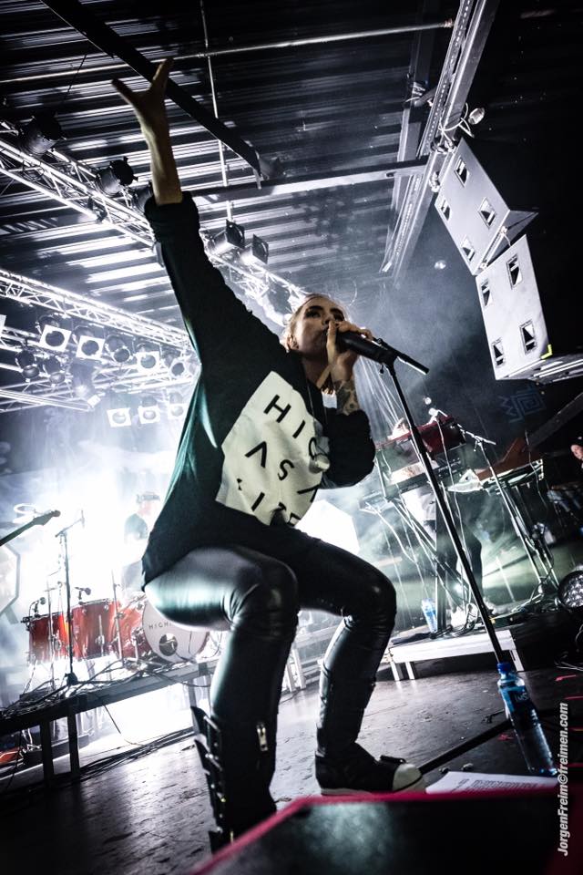 Ingrid Helene Håvik fra Highasakite i Highasakite-genser laget av Black Rat. Foto: Jørgen Freim