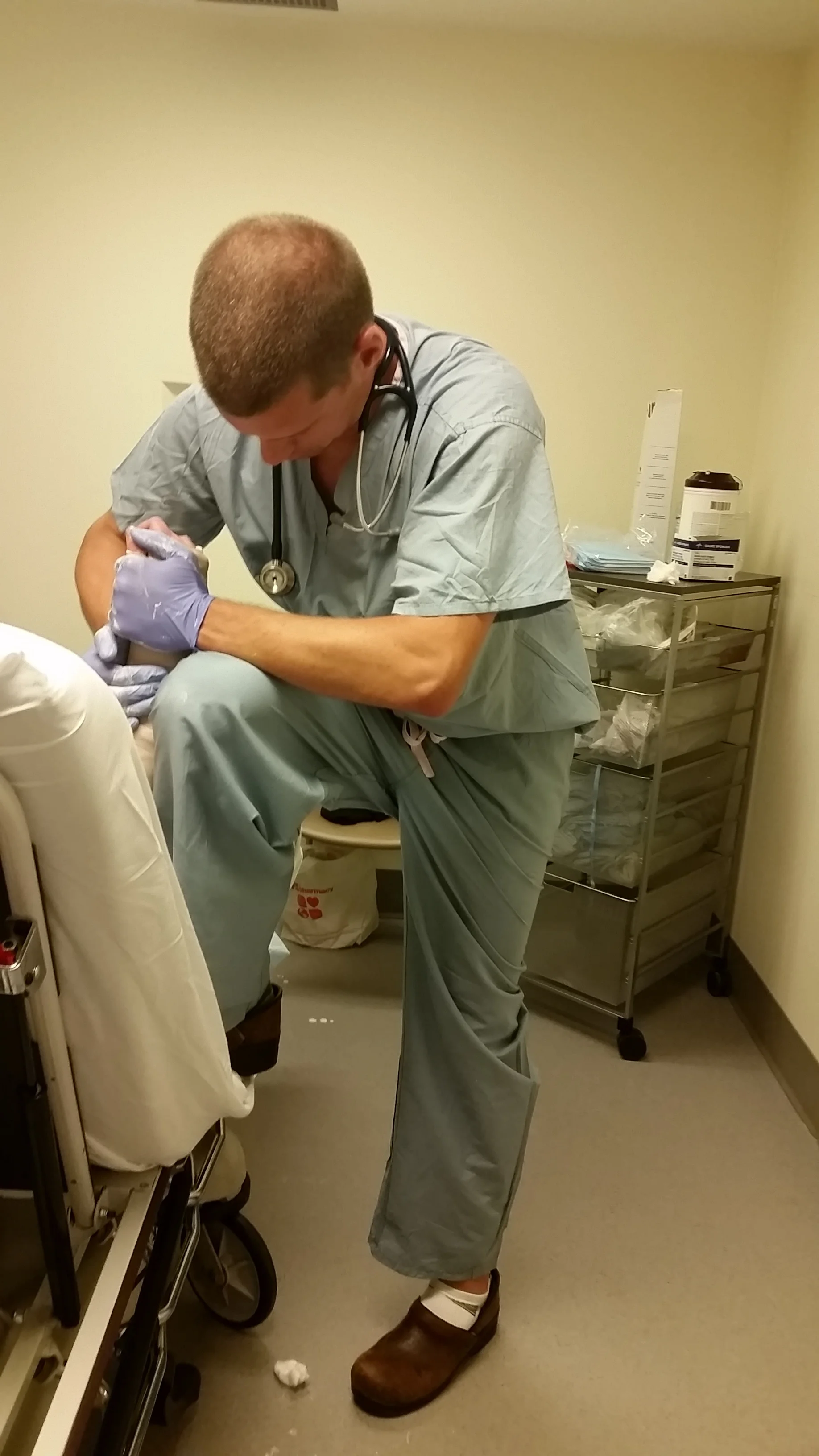 Quentin Reuter MD (NUEM ’18) splinting a DRF