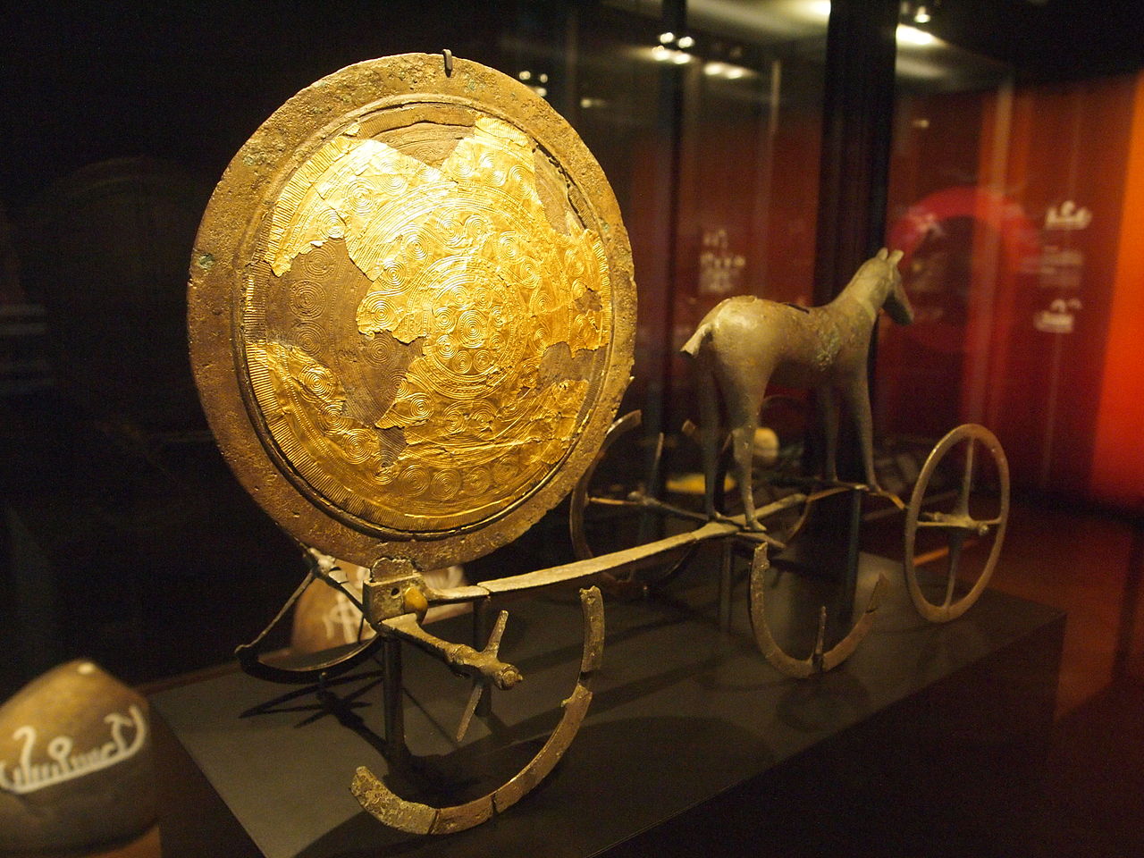 A photograph of the National Museum of Denmark's Bronze Age display, featuring the Trundholm Sun Chariot and various other Nordic Bronze Age items ( Photo: Wikimedia Commons )