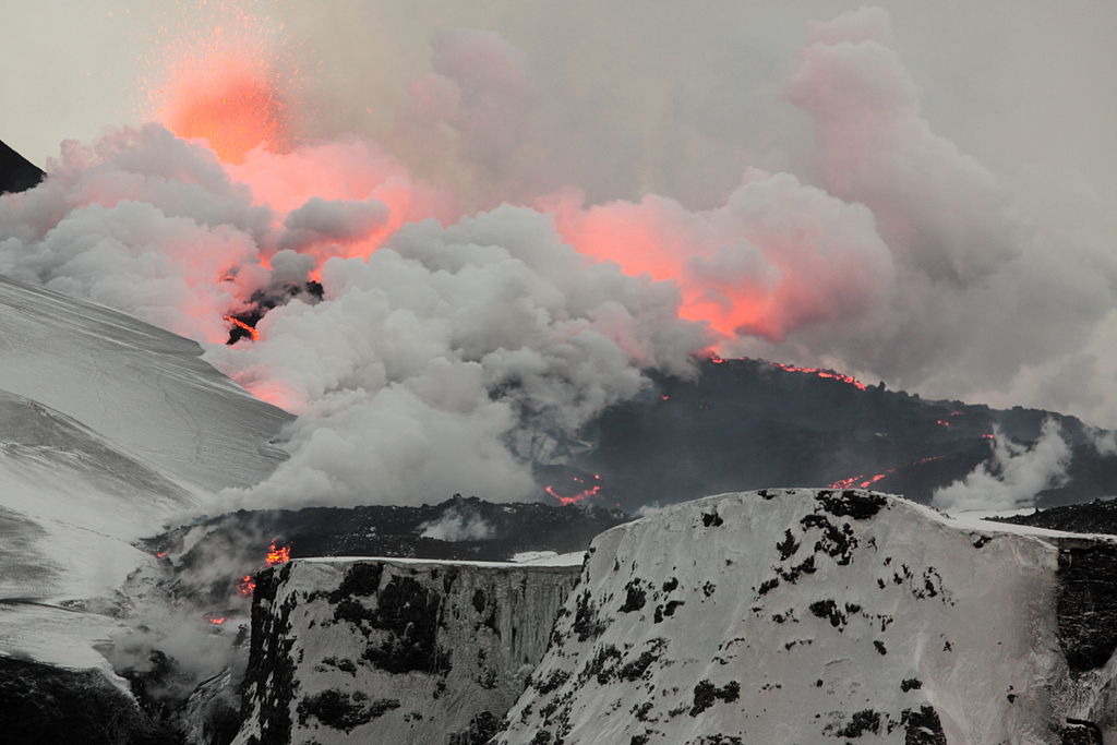 A fissure erupts in Fimmvörðuháls, Iceland, 2010. Image via Wikimedia Commons .
