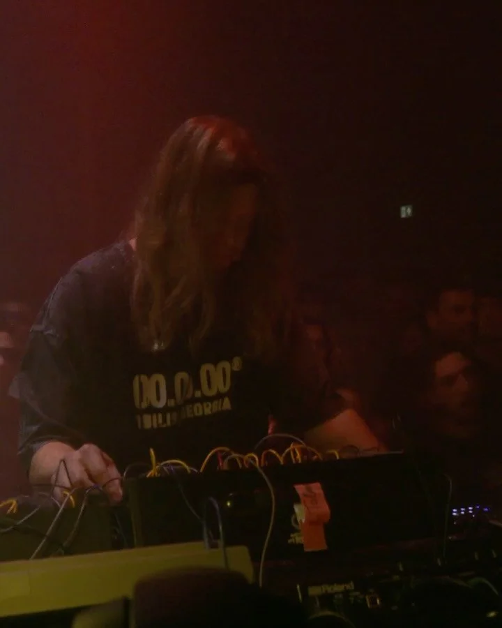 💥An incredible look at Stanislav Tolkachev @tolkachevstanislav locked in during the STOOR Live jam at Paradiso during ADE 2025! 🔥

STOOR Day 2 with Dasha Rush, Fadi Mohem. Planetary Assault Systems, Stanislav Tolkachev, Speedy J
Visual artists: Dan