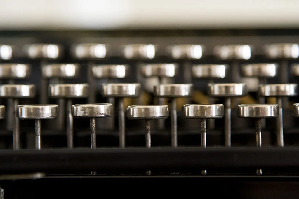 royal_standard_typewriter_keys.jpg