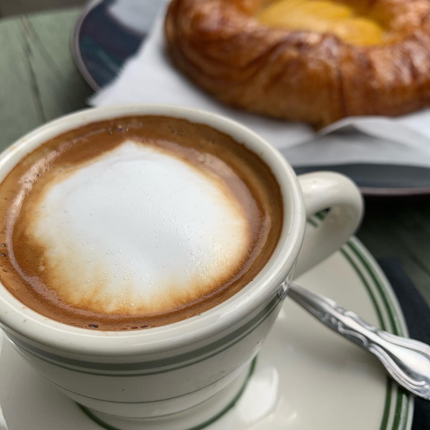 Nice day to pause and have a nice cortado ☕️ 🌧 
.
.
.
#espresso #morningcoffee☕️ #latteart #cappuccino #williamsburg #beooklyn #coffeeshop #caf&eacute; #coldbrewcoffee #matcha #oakmilk #almondmilklatte #outdoordining #insideseating #coldcutsandwich 