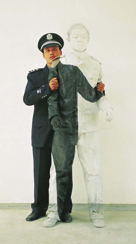 liu-bolin-art-hi-res-hide-in-the-city-china-camouflage-painting-3.jpg