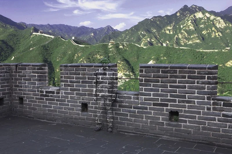 liu-bolin-art-hi-res-hide-in-the-city-china-camouflage-painting-14.jpg