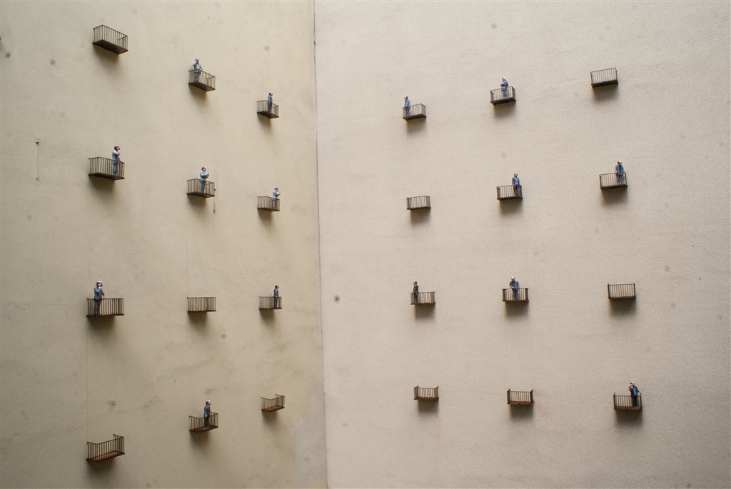 Lodz_Isaac_Cordal_low_DSC00924.jpg