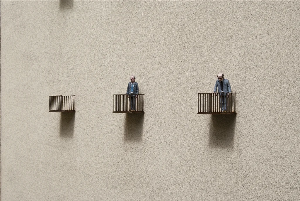 Lodz_Isaac_Cordal_low_DSC00843.jpg