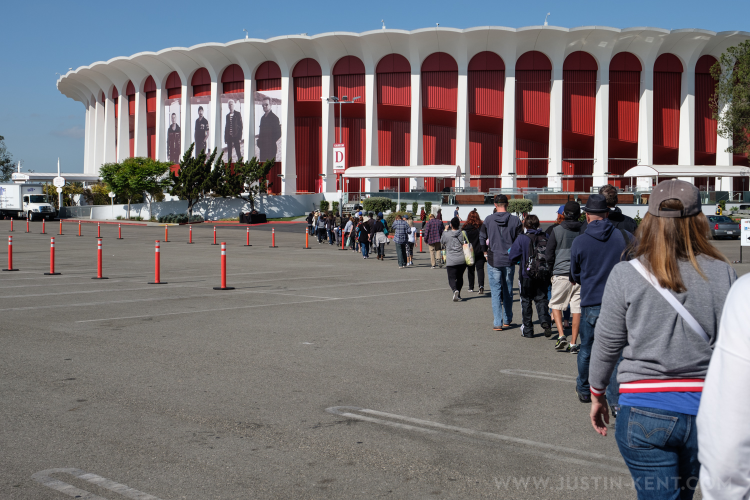 General Admission Line outside of The Forum