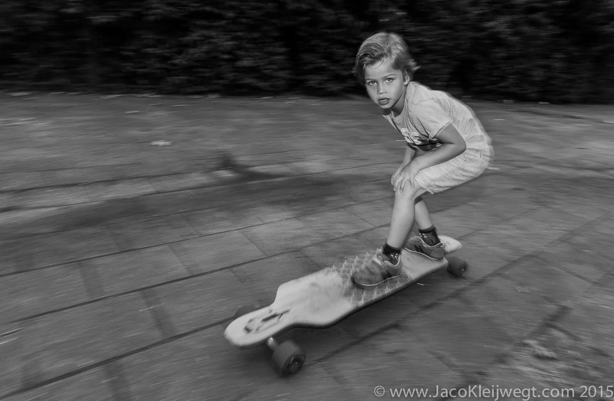 20150001Meve op longboard B&W.jpg