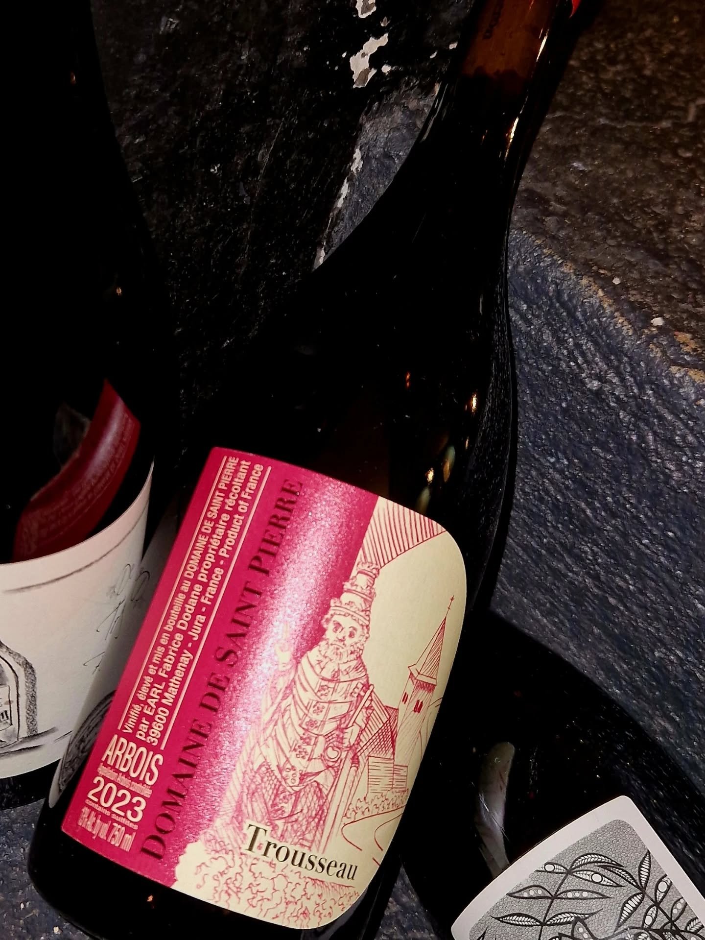 Jolies p&eacute;pites pour ce mois d'octobre 
@domainedesaintpierre
@domaineganevat 
@juliencourtois
Du mardi au samedi &agrave; partir de 19h !

#baravinparis #biodynamie #vinnature #cuisinemaison #mardiausamedi #bieresartisanales @lacaveduballonrou