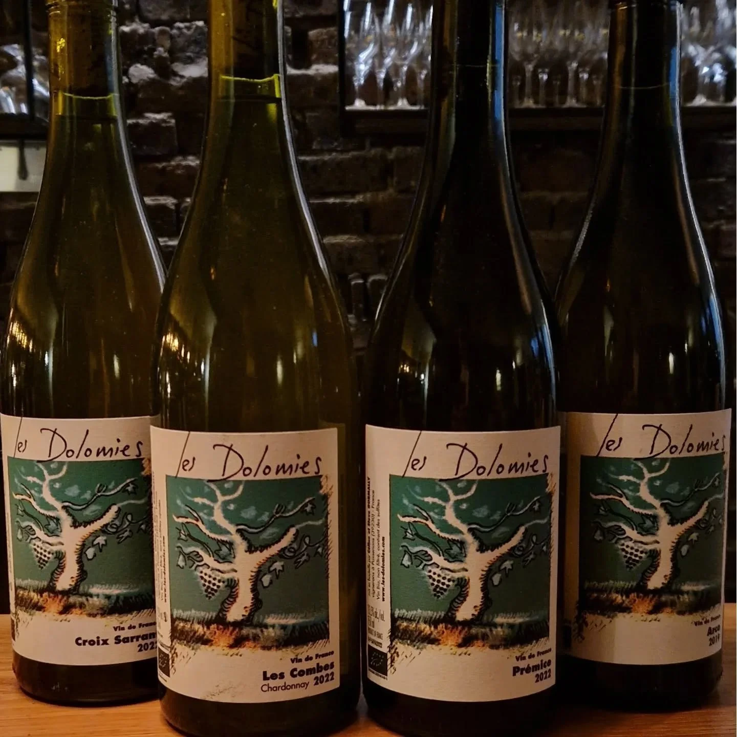 Cap sur le Jura
Venez d&eacute;couvrir notre s&eacute;lection de vin Jurassien sur plusieurs mill&eacute;simes 

Merci les amis de nous faire confiance !

@lesdolomies
@morganeturlier
@fromenteau
@maisondessaulesvins 
@domainedelaborde

#baravinparis