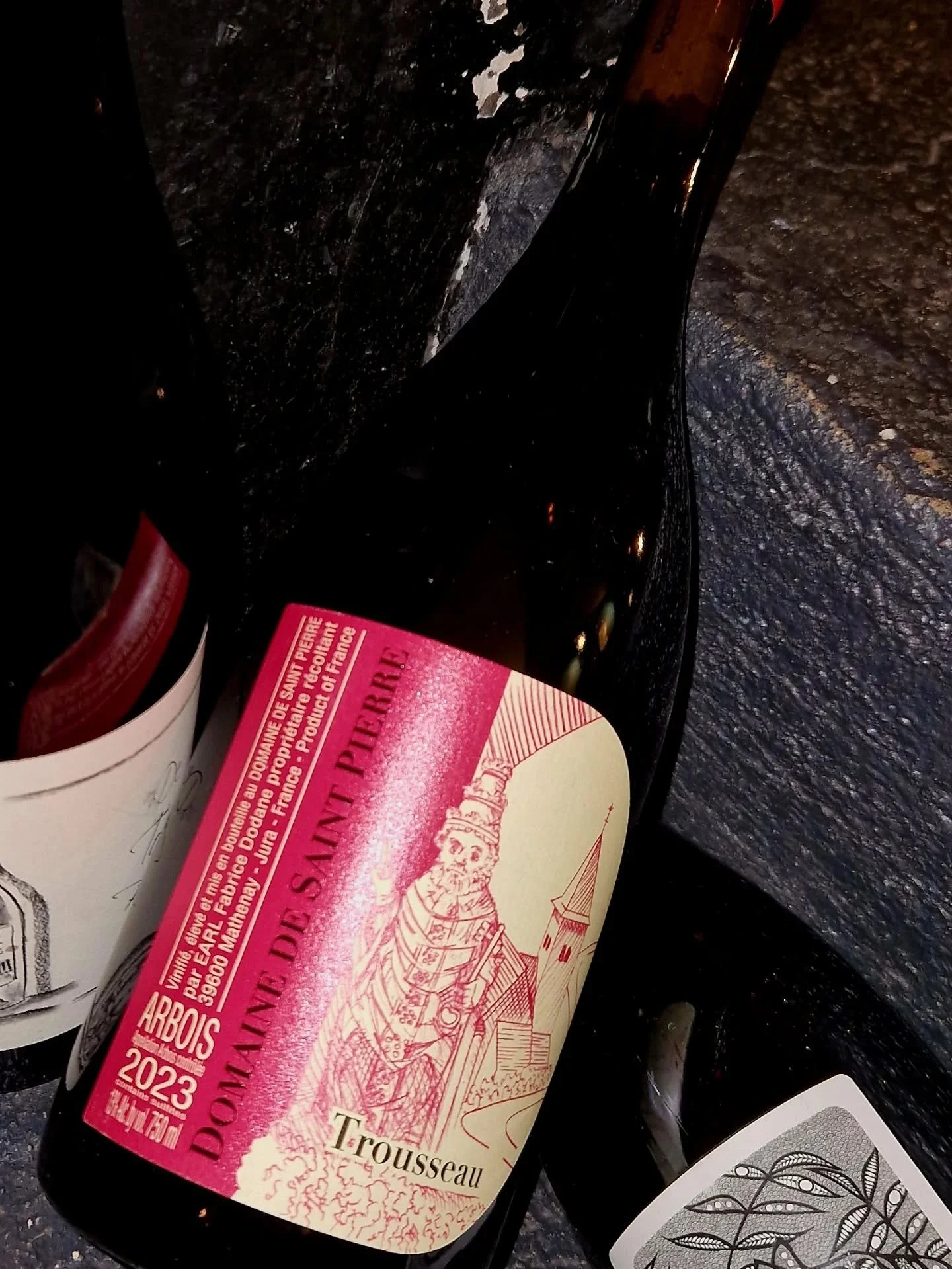 Jolies p&eacute;pites pour ce mois d'octobre 
@domainedesaintpierre
@domaineganevat 
@juliencourtois
Du mardi au samedi &agrave; partir de 19h !

#baravinparis #biodynamie #vinnature #cuisinemaison #mardiausamedi #bieresartisanales @lacaveduballonrou