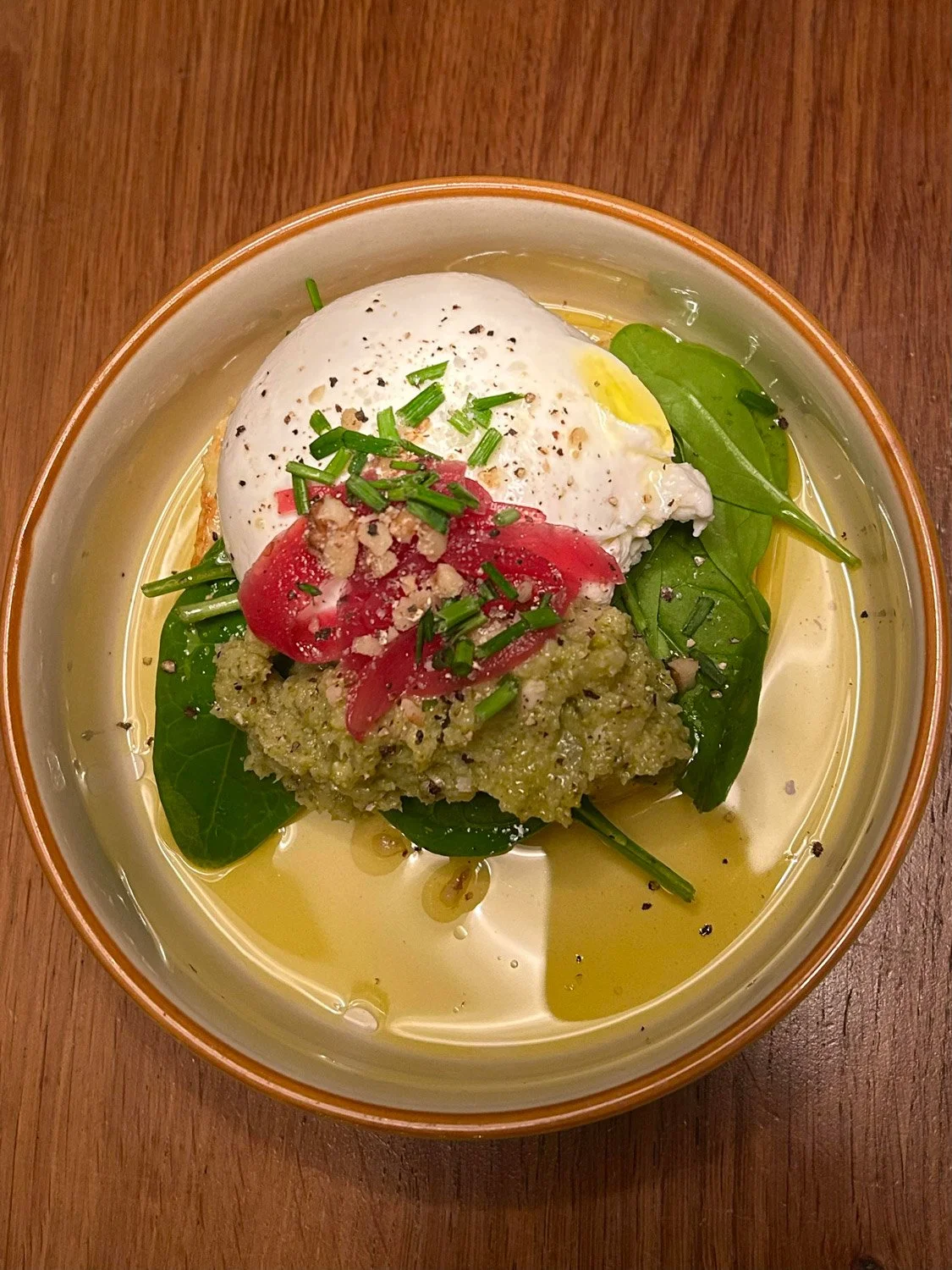 Menu du Ballon Rouge, Burrata avec épinards, tomate, purée d'avocat, herbes et huile d'olive dans un bol