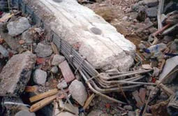 Aderans Yetersizliği (Kiriş demir aralarına beton girmemiş)