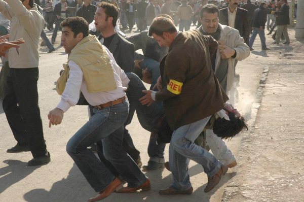 Foto: İlyas Aktaş (yaralı olarak taşınıyor)