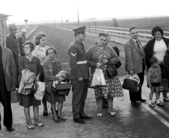 fotoğraf: 1964 Yunanistan Sürgünü Rumlar (Kaynak: http://1964.babilder.org/ )