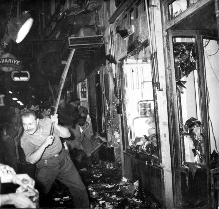 fotoğraf: 6-7 Eylül 1955 Olayları (Kaynak: http://6-7eylul.babilder.org )