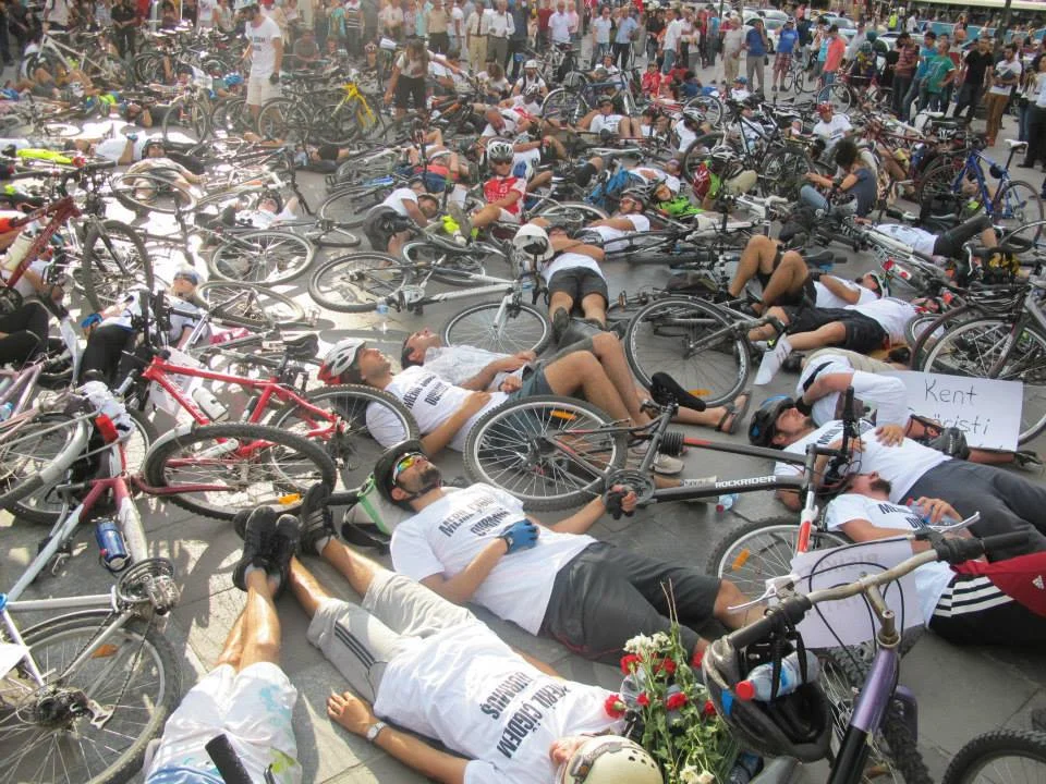 Meril Çiğdem Durmuş'un anısına yapılan die-in eylemi.