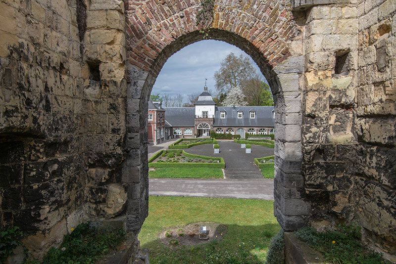 Doorkijk bij de kasteel ruïne in Stein (Lb)