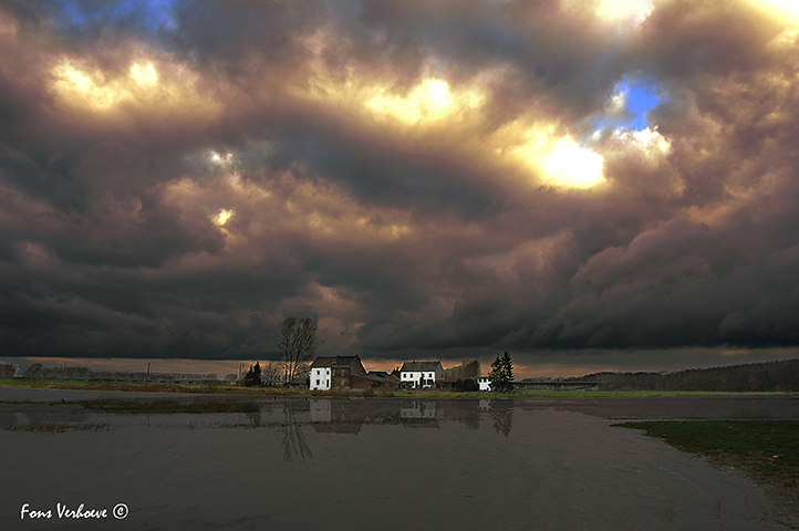 Zicht vanaf het oude veer in Elsloo naar de Belgische kant van de Maas. Inmiddels zijn deze huizen allemaal afgebroken in verband met het overstromingsgevaar van de Maas.