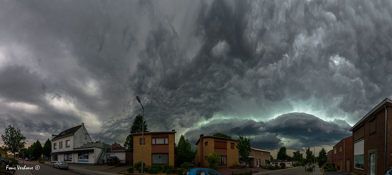 Zwaar weer boven Stein met een gevaarlijk uitziende wolkenlucht .