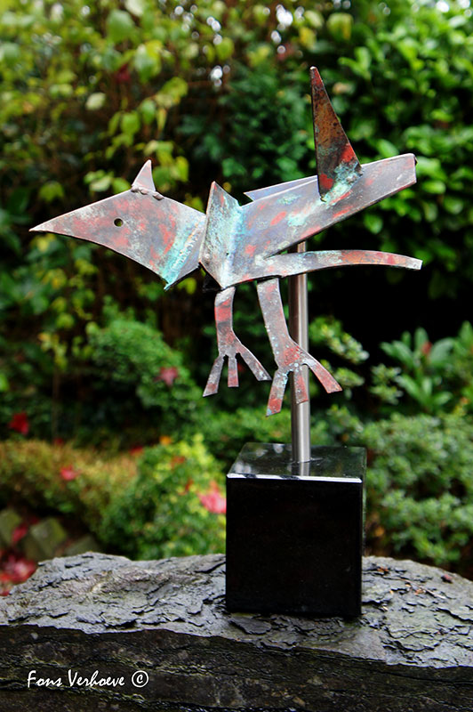 "Freedom" afm. 18 x 27 x 39 cm. Brons op hardsteen.