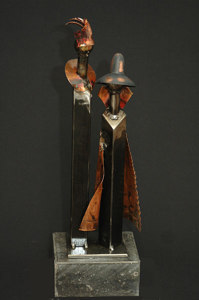 "Devoted" afm. 13 x 13 x 45 cm. Staal en koper op hardsteen.