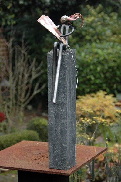 "Zorgeloos" afm. 25 x 16 x 55 cm Staal en koper op hardsteen.