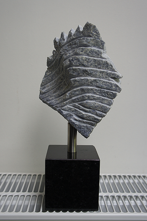"Wave" kwarts half edelsteen op een hardstenen voet.afm. 12 x 11 27,5 cm.