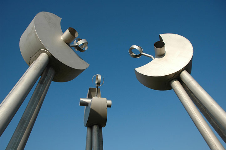 Detail van "Triade" op de rotonde Elsloo (Lb).