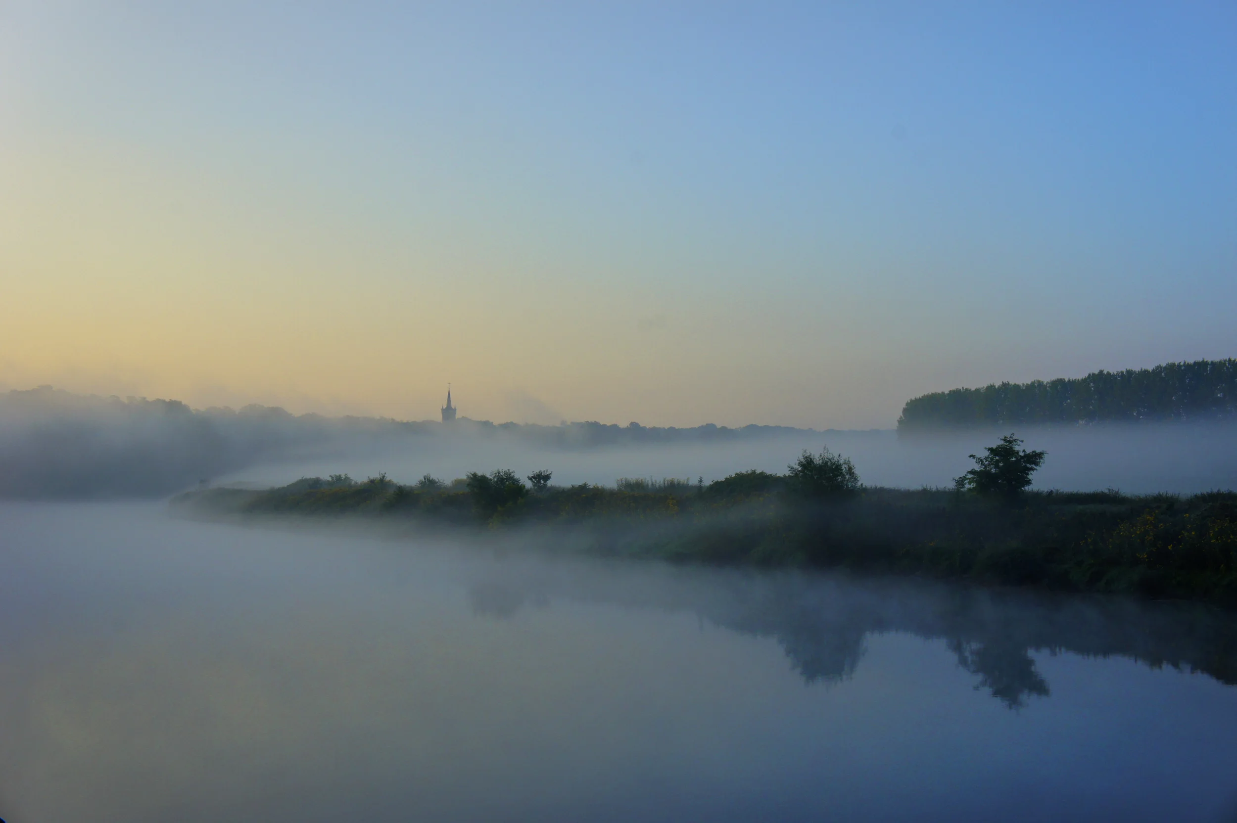 Mistdeken over de Maas in Elsloo.