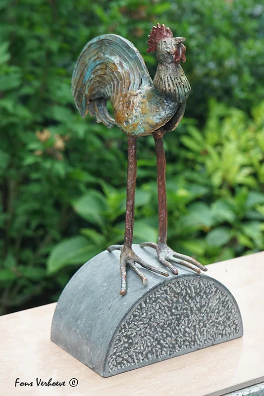 Bronzen object op een aparte hardstenen voet. Titel" The Boss" met als afmetingen 19 x 37 x 20 cm (unicaat, gesigneerd en genummerd).