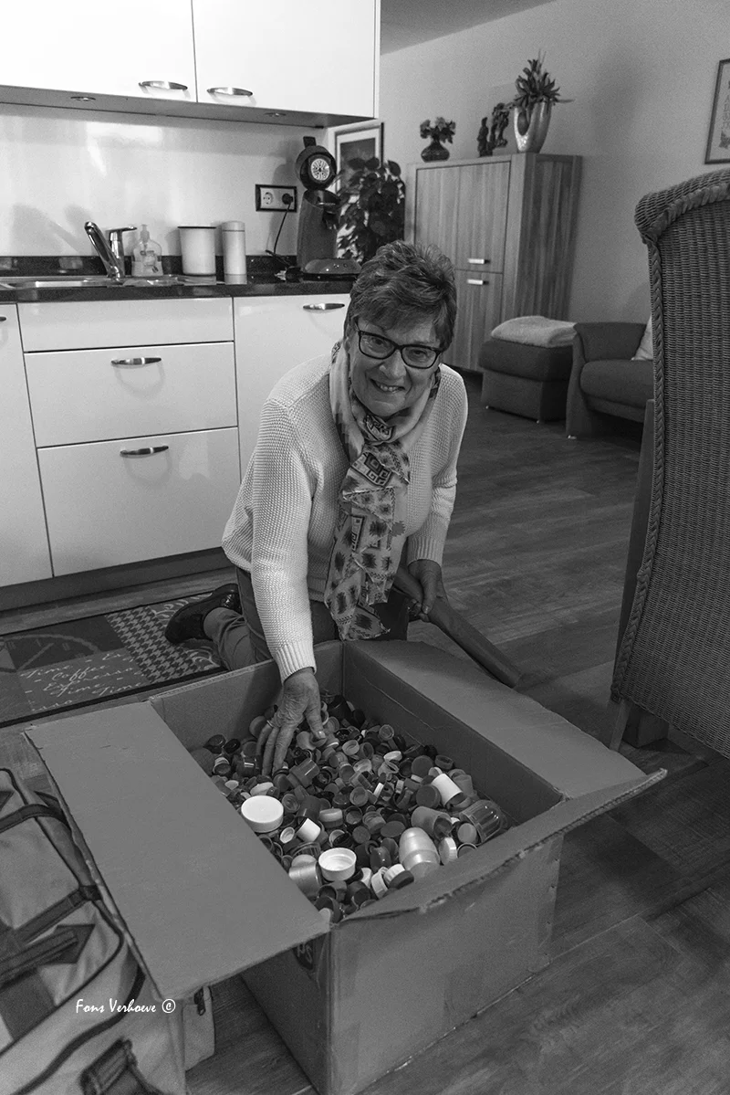 Marijke vertelde me wat ze zo al tegenkwam tijdens hun wandelingen. Van zwerfafval , glas, een telefoon, fototoestel en batterijen. Het fototoestel heeft ze gelukkig kunnen terugbezorgen aan de rechtmatige eigenaar.