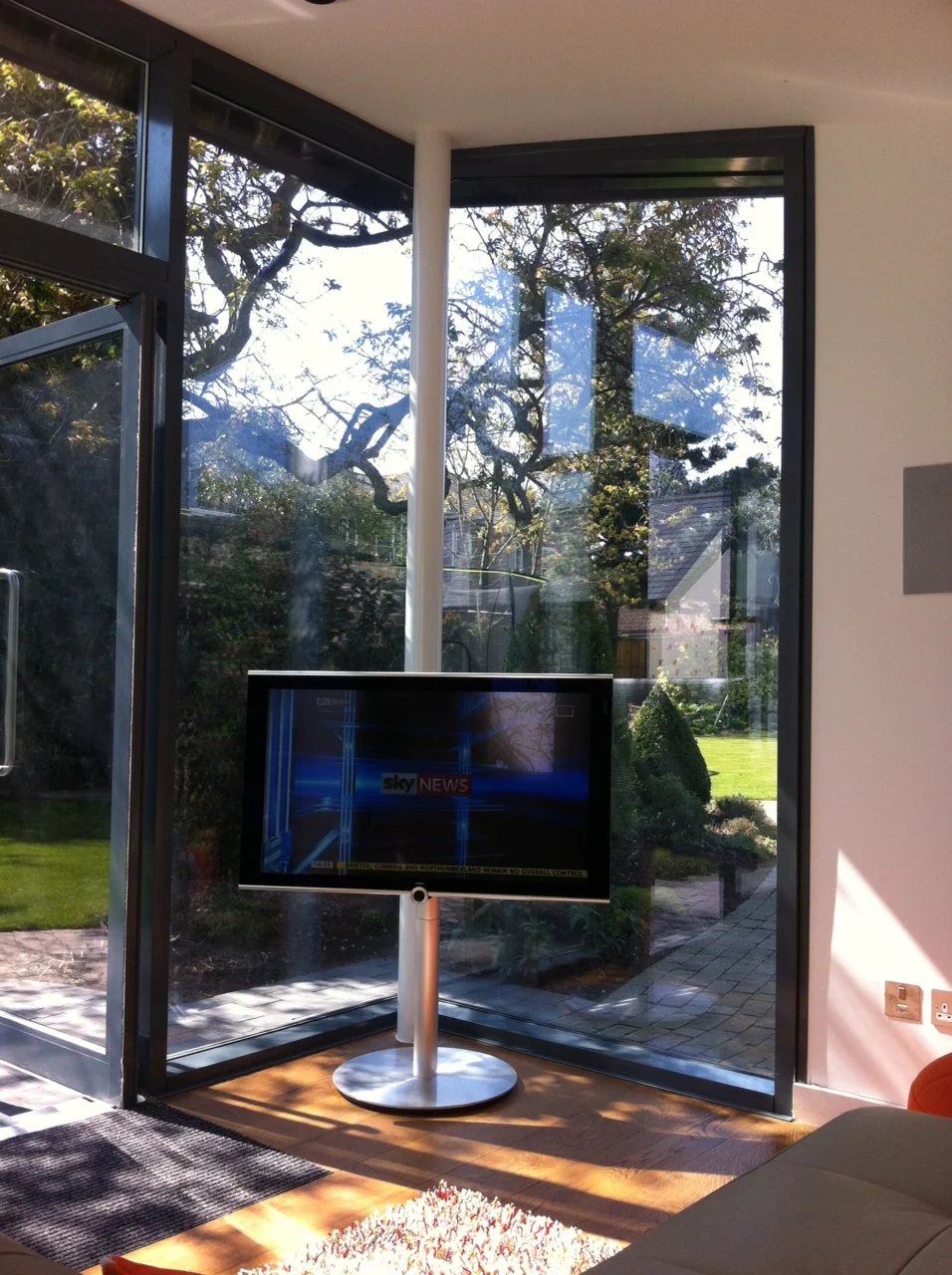 Loewe HD TV installed with Sonos audio and Bowers & Wilkins in-wall speakers