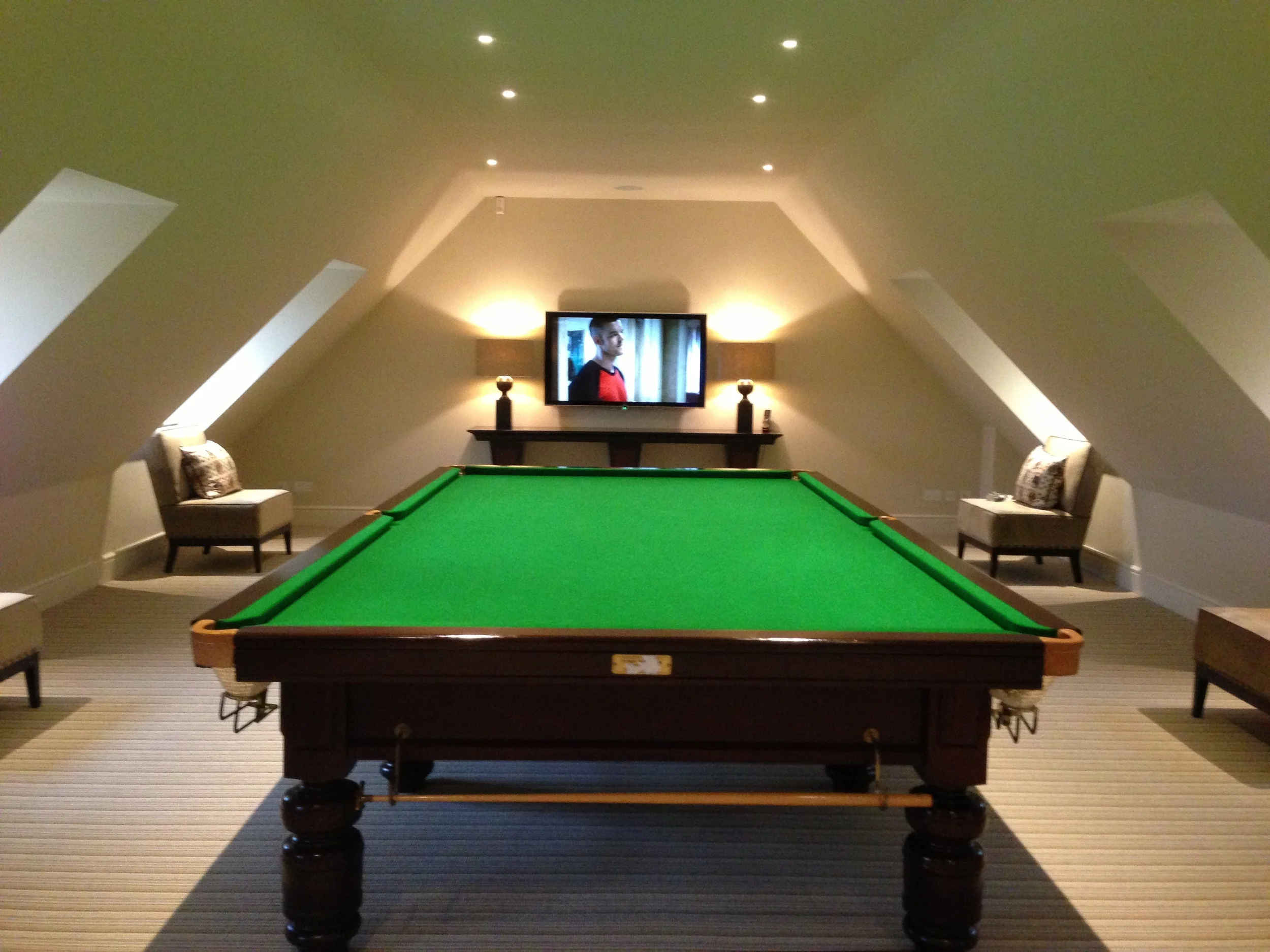 Loewe HD TV with discrete surround sound audio system and Dynalite lighting control