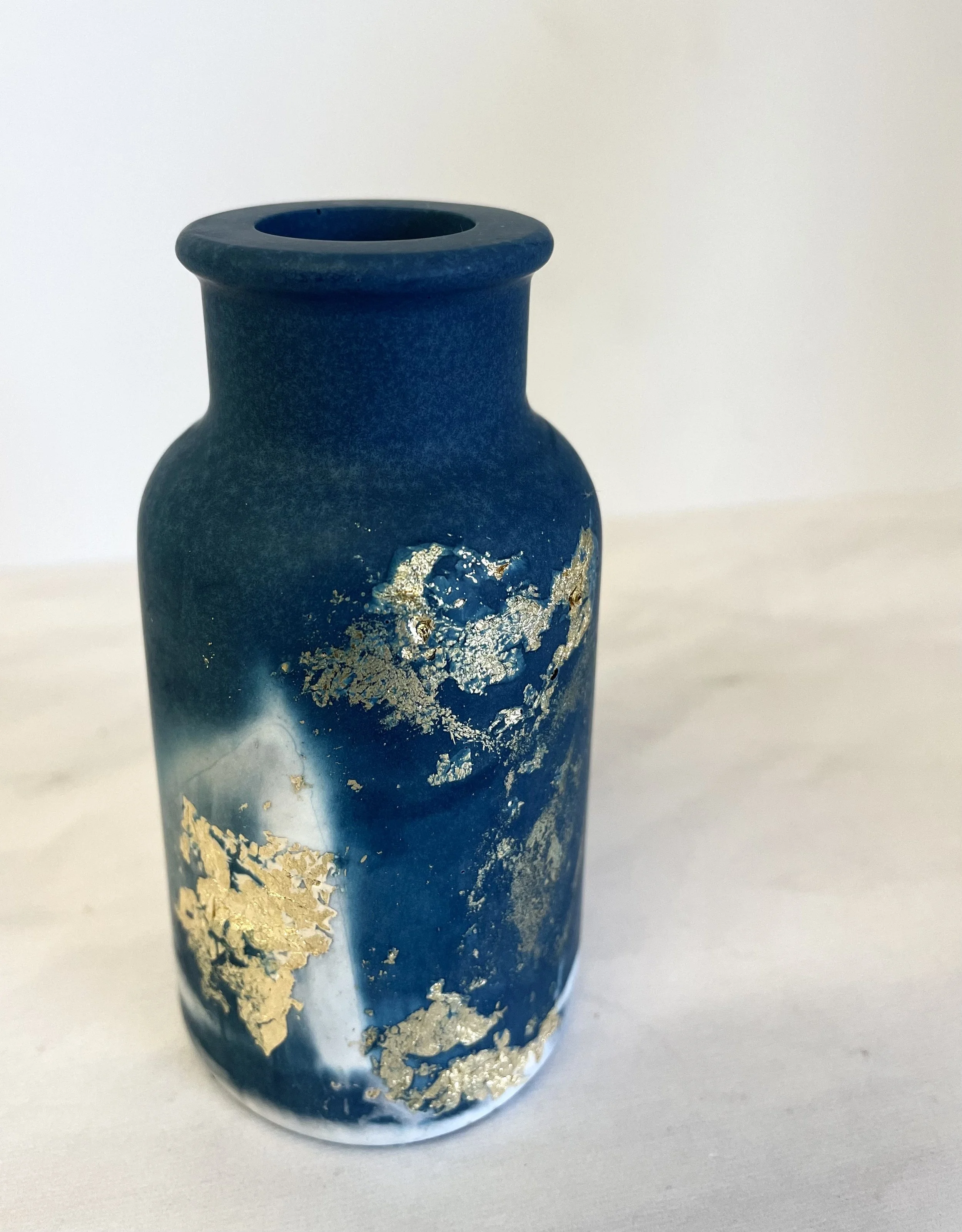 Jesmonite vase with marbling and gold leaf from creative workshop