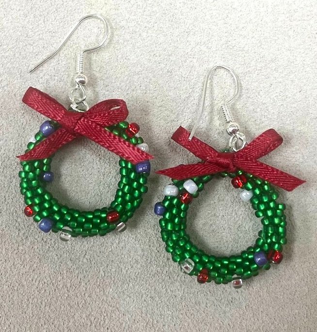  TIME: December 2nd, Saturday 10am-5pm  TEACHER:  Deborah Murphy  PRICE: $35   TECHNIQUE: Kumihimo braiding  You’ll love these Holliday Special earrings! Dainty wreaths sport a pretty bow.   SKILL LEVEL: Some Experience 