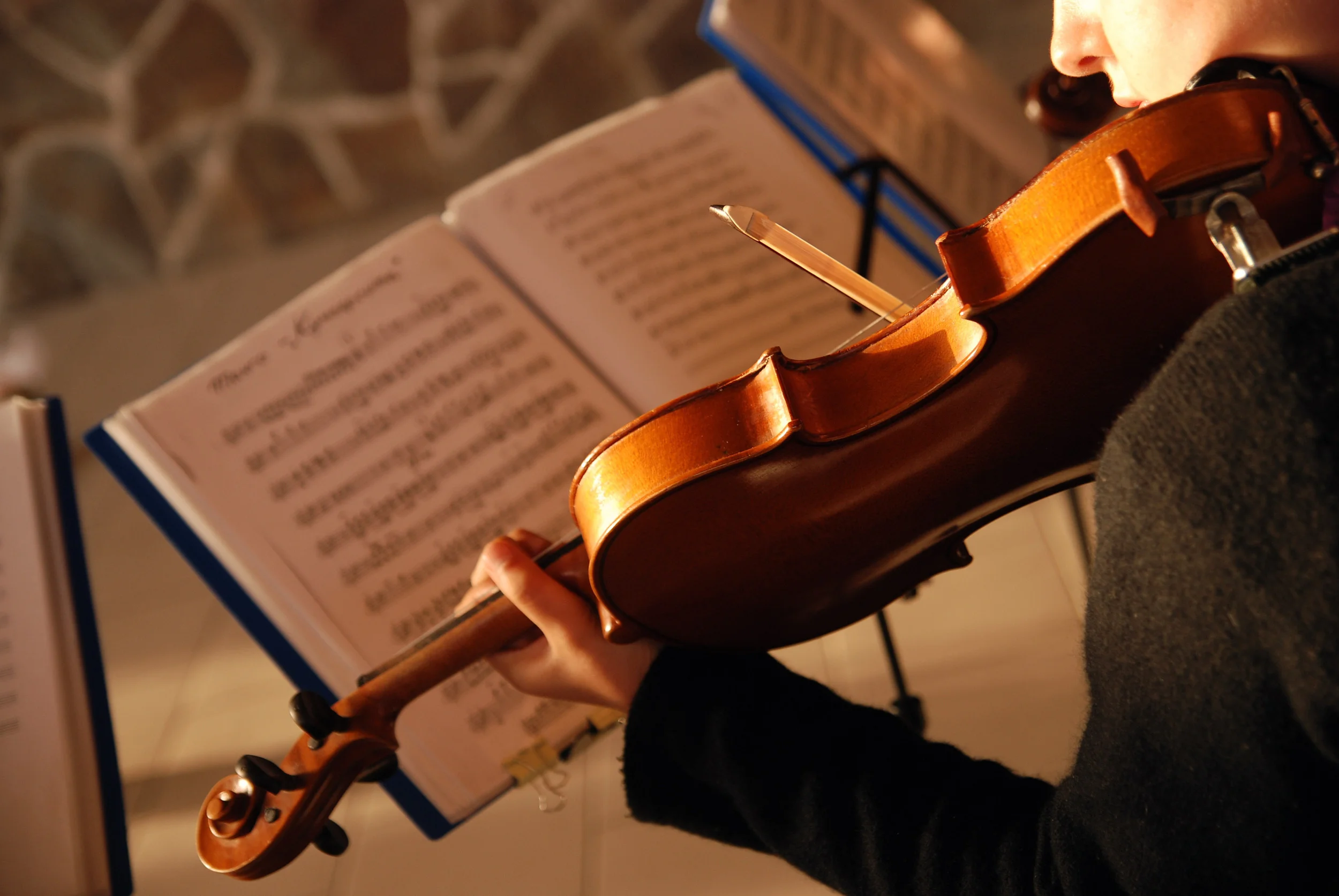 violinist-playing-while-reading-sheet-music.jpg