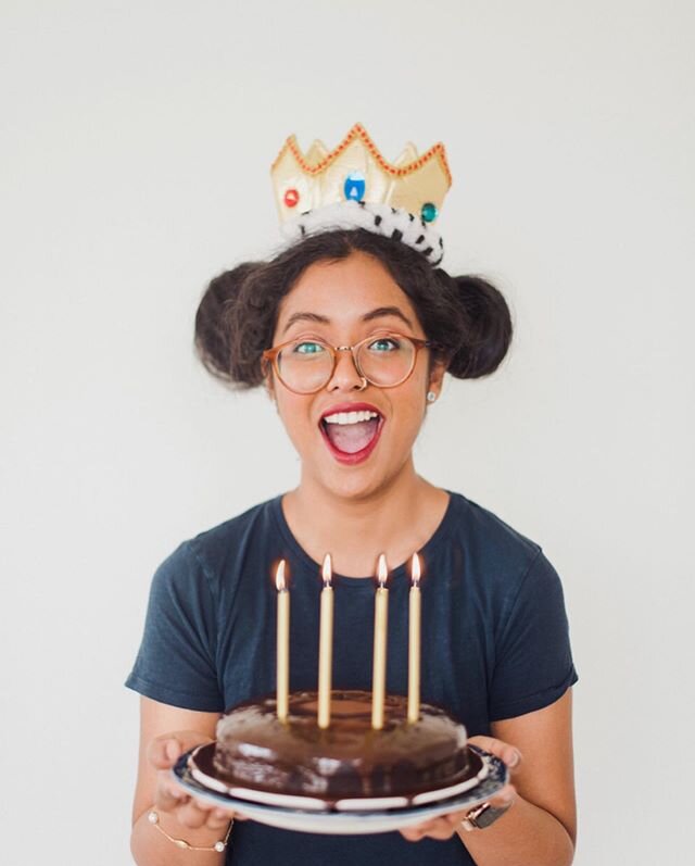 Oh well, I guess I had some extra cake and some unused candles lying around to make this photo happen. Plus this crown has been recycled on 5 family heads before it returned to mine - so you know, why not? Let's ring in the 28!
🧁 
We made (an uninte