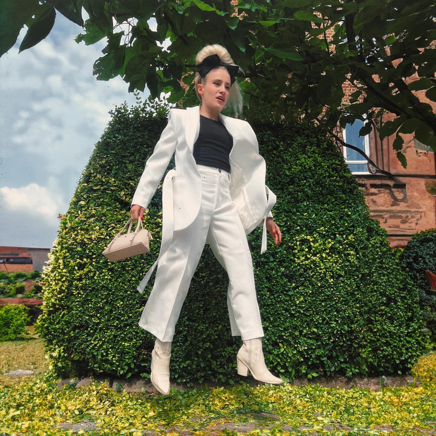 Been training my mind instead of my body this season π
London powersuit moment by @studioboman π€ 
#london #powersuit #strut