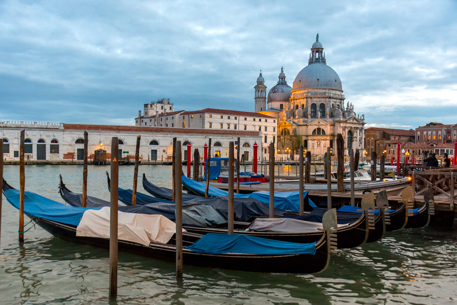 Удивительный город венеция. Grand canal Венеция. Венеция Гранд канал Сан Марко. Сан Лазаро Венеция Пристань. Венеция ондолы.