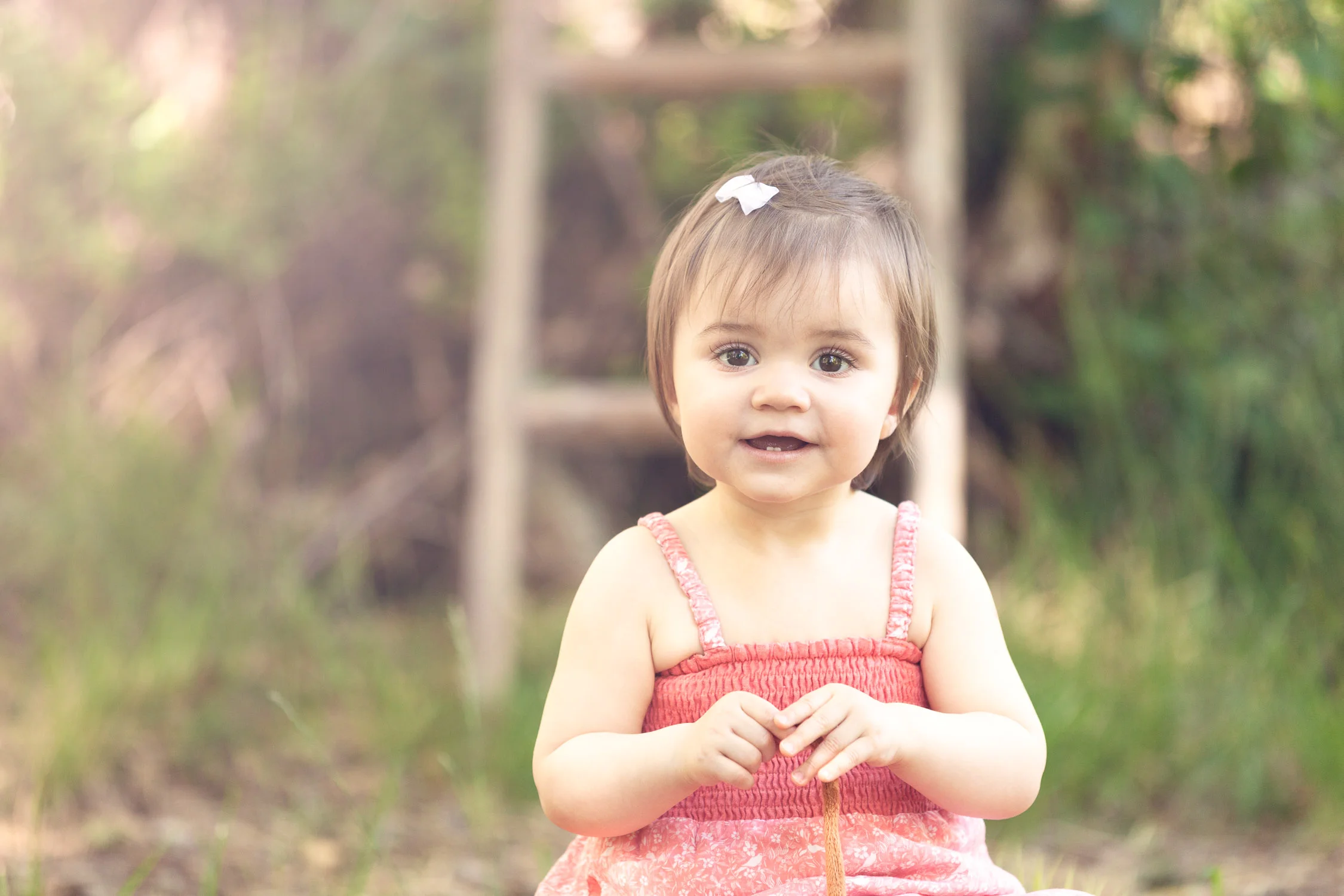 Våren er her med vakre blomster og farger. Perfekt for en utendørs familiefotografering