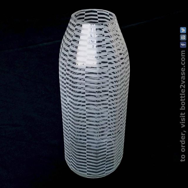 Can you guess how many sides this (upcycled) vase has? 
By the time I used up a very unique @fairwaymarket vinegar bottle, I'd already picked out this pattern for it.  The optical illusion lines are actually on the flat parts, which makes it either l