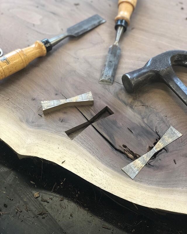 On the Workbench: Live Edge Walnut Slab | Solid Cast Bronze Joinery | Chisels | My Grandfathers Hammer..
.
.
Creating the perfect mortise is key when dropping in these butterflies- Still practicing..
.
.
#process #japanesejoinery #tabletop #liveedgef