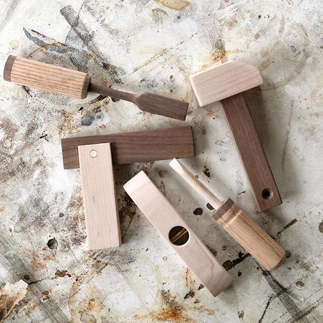 Go-to shop necessities | Handtools!!!
.
.
Designed and built for my niece- Maybe one day she&rsquo;ll help out her Uncle Chrispy in the shop!
.
.
⚒️👶🏼🧰
.
.
#woodentoys #handtools #startemyoung #maker #staysharp