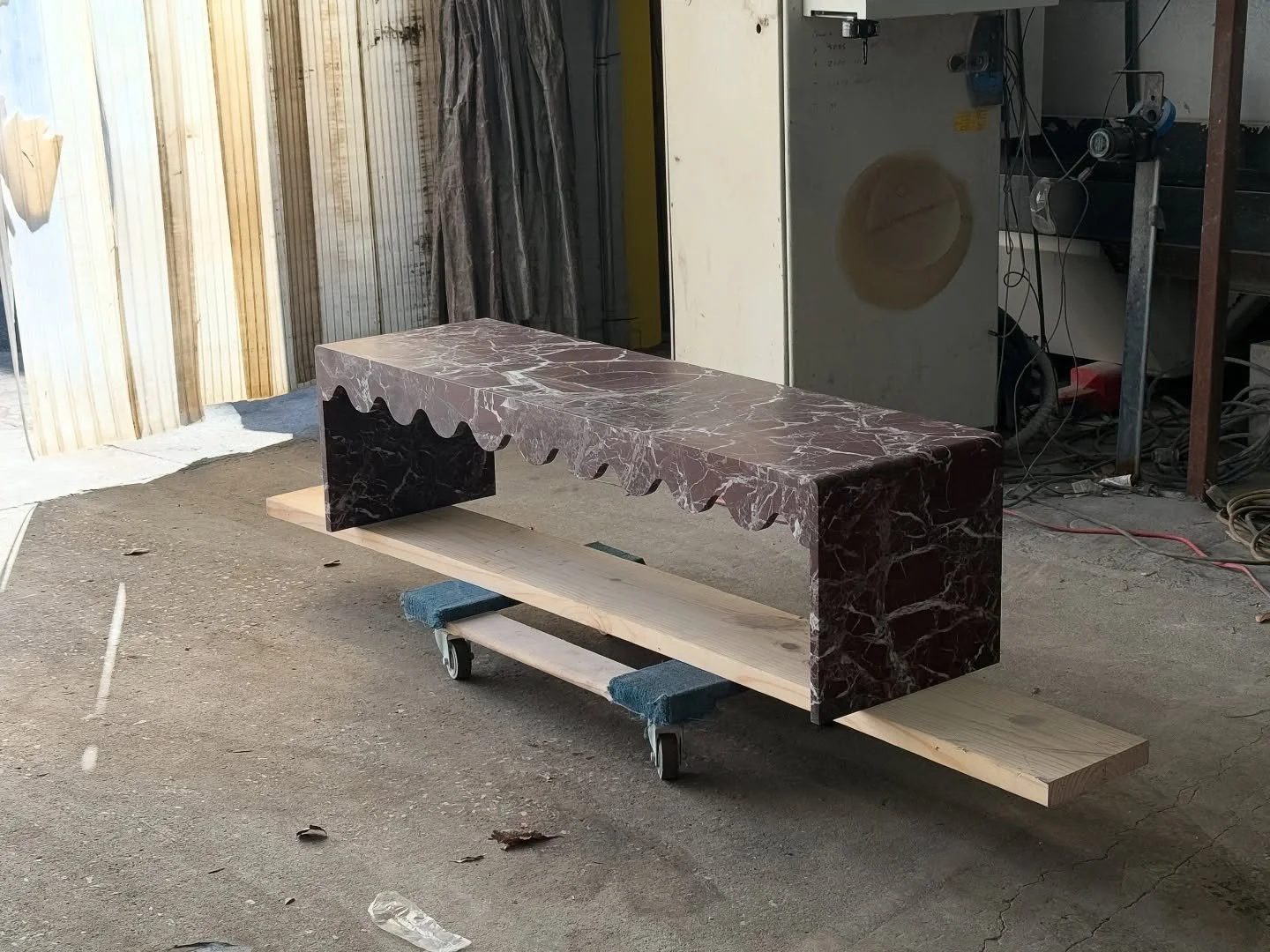 Custom Squiggle Coffee Table in Rosso Levanto.
❤️🥩🍷🥀&hearts;️
.
#interiordesign #customfurniture #contemporaryfurniture #maker #marbledesign