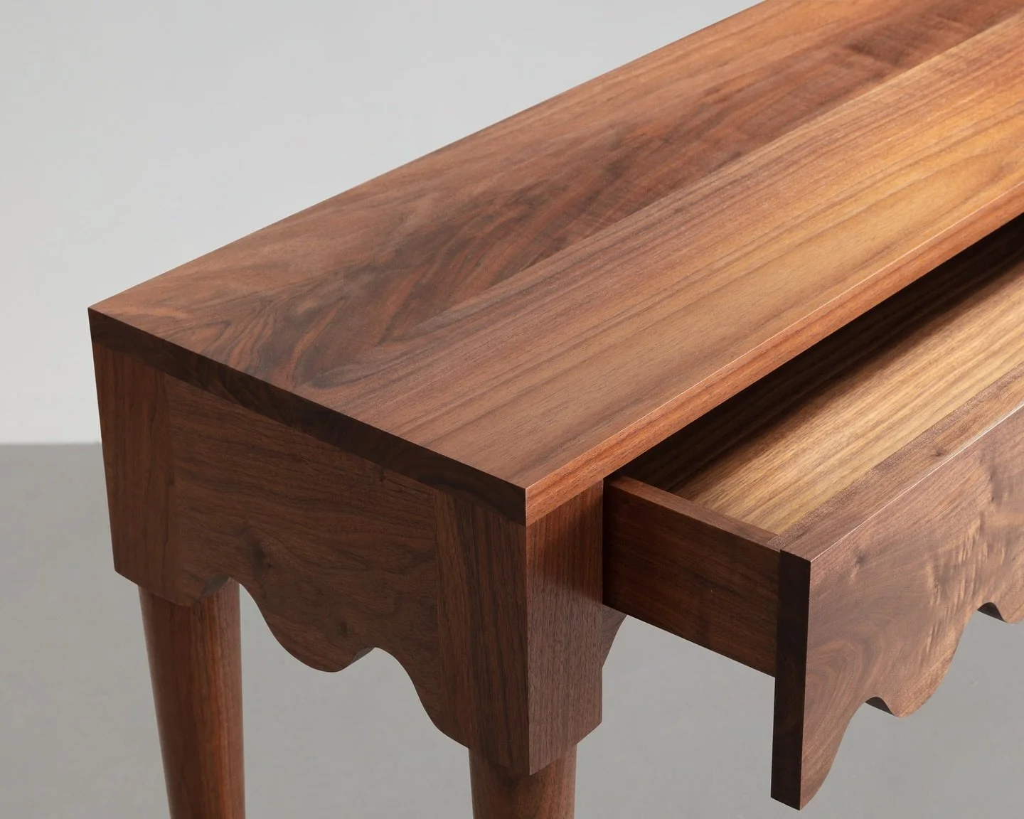 Details of our Squiggle Console in solid American Black Walnut&mdash; custom length for @laurasantosinteriors 
.
📷: @joeinstakramm 
.
#customfurniture #interiordecor #collectabledesign #consoletable