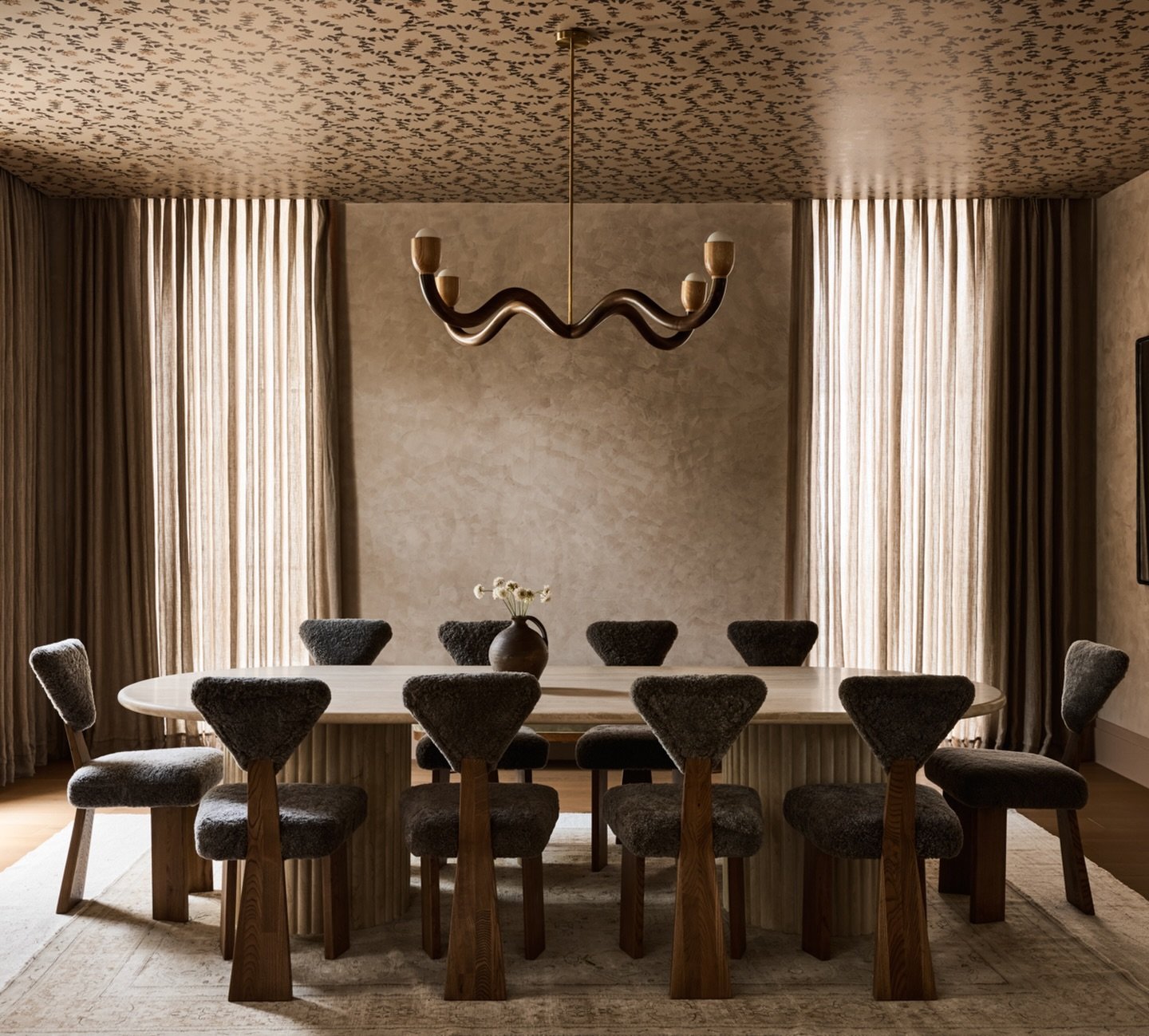 Shaped by hand.
Meant to live somewhere like this.

The Squiggle Chandelier, in situ.

Interior: @cedarandoakhomes 
Photo: @yanglincphoto 
.
#collectibledesign #contemporarylighting #customlighting #interiordesign #designart