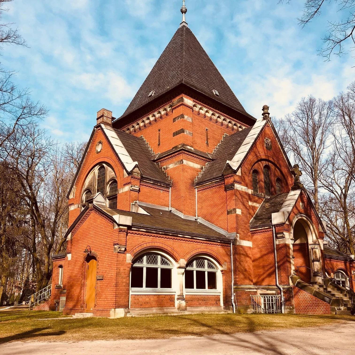 Die frisch restaurierte Kapelle des Georgen-Parochial III Friedhofes (Weissensee)